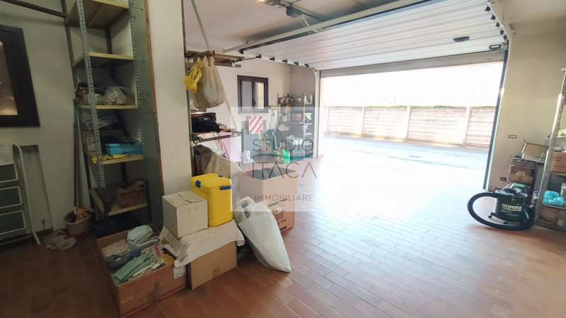 Nel tranquillo e servito quartiere Paltana, proponiamo una porzione di bifamiliare di oltre 280 m...