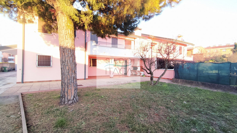 Nel tranquillo e servito quartiere Paltana, proponiamo una porzione di bifamiliare di oltre 280 m...