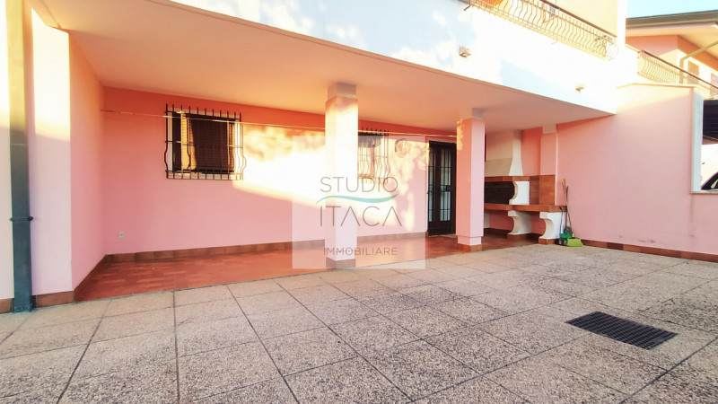 Nel tranquillo e servito quartiere Paltana, proponiamo una porzione di bifamiliare di oltre 280 m...