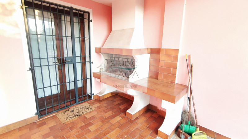 Nel tranquillo e servito quartiere Paltana, proponiamo una porzione di bifamiliare di oltre 280 m...