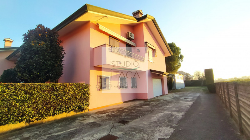 Nel tranquillo e servito quartiere Paltana, proponiamo una porzione di bifamiliare di oltre 280 m...