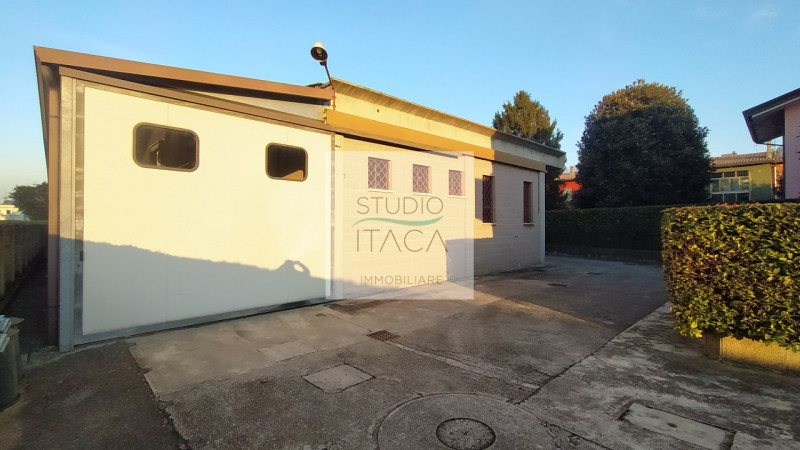 Nel tranquillo e servito quartiere Paltana, proponiamo una porzione di bifamiliare di oltre 280 m...