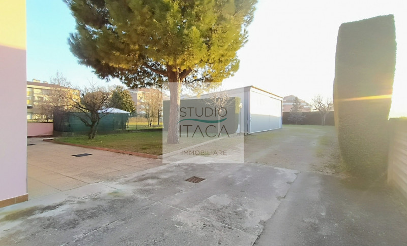 Nel tranquillo e servito quartiere Paltana, proponiamo una porzione di bifamiliare di oltre 280 m...