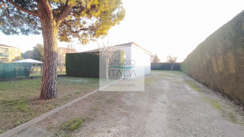 Nel tranquillo e servito quartiere Paltana, proponiamo una porzione di bifamiliare di oltre 280 m...