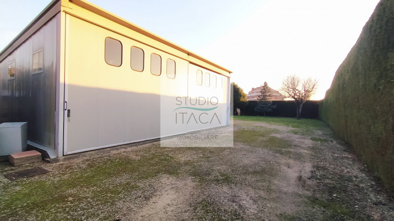 Nel tranquillo e servito quartiere Paltana, proponiamo una porzione di bifamiliare di oltre 280 m...