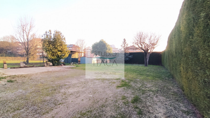 Nel tranquillo e servito quartiere Paltana, proponiamo una porzione di bifamiliare di oltre 280 m...