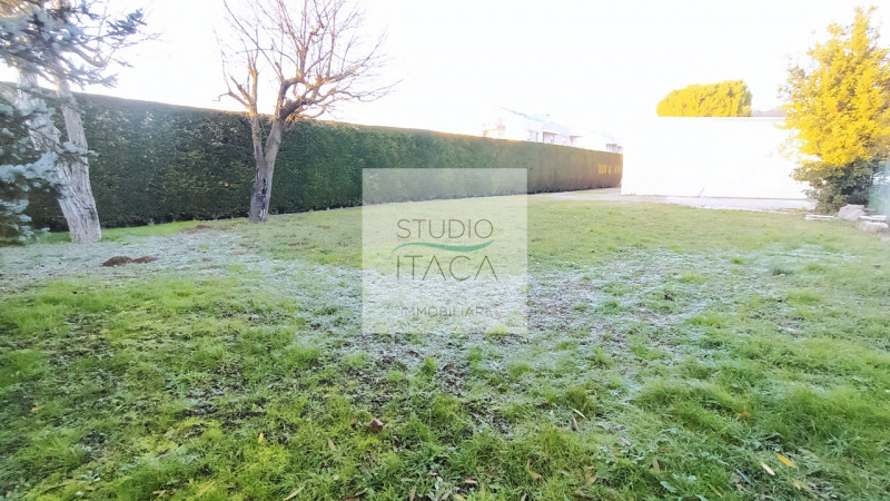 Nel tranquillo e servito quartiere Paltana, proponiamo una porzione di bifamiliare di oltre 280 m...