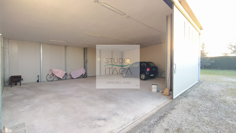 Nel tranquillo e servito quartiere Paltana, proponiamo una porzione di bifamiliare di oltre 280 m...