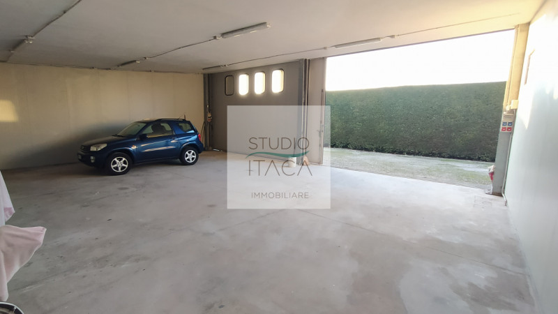 Nel tranquillo e servito quartiere Paltana, proponiamo una porzione di bifamiliare di oltre 280 m...