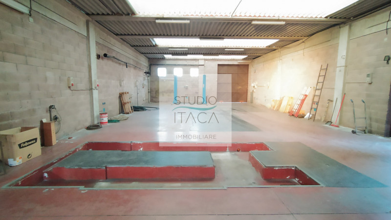 Nel tranquillo e servito quartiere Paltana, proponiamo una porzione di bifamiliare di oltre 280 m...