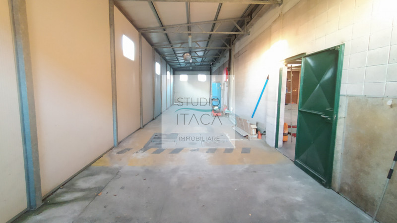 Nel tranquillo e servito quartiere Paltana, proponiamo una porzione di bifamiliare di oltre 280 m...