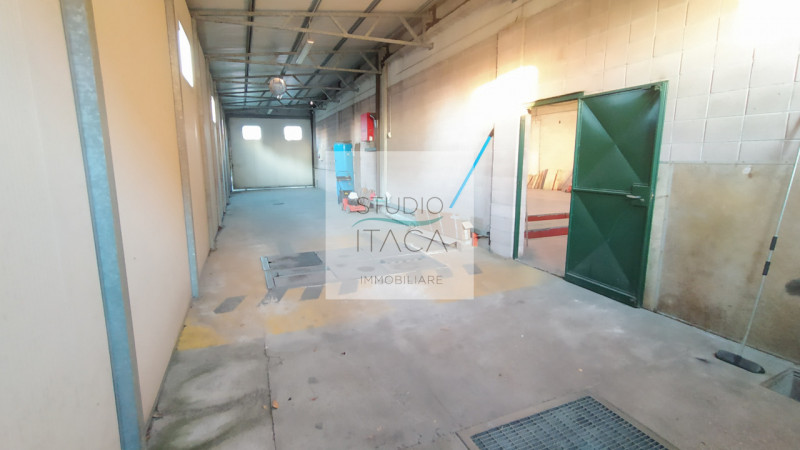 Nel tranquillo e servito quartiere Paltana, proponiamo una porzione di bifamiliare di oltre 280 m...