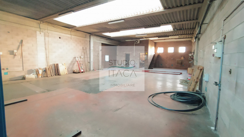 Nel tranquillo e servito quartiere Paltana, proponiamo una porzione di bifamiliare di oltre 280 m...