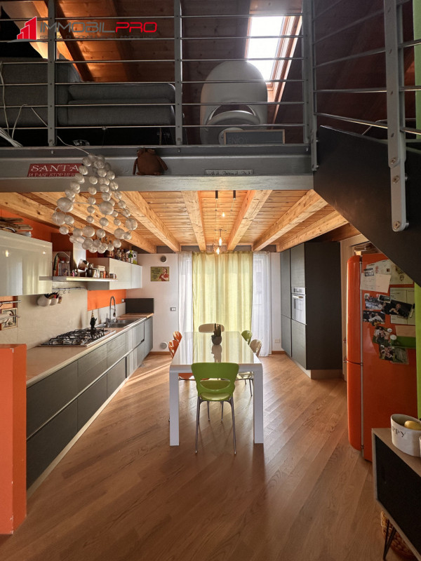 Scopri questo affascinante appartamento trilocale oltre a soppalco situato nel cuore di Centrale ...