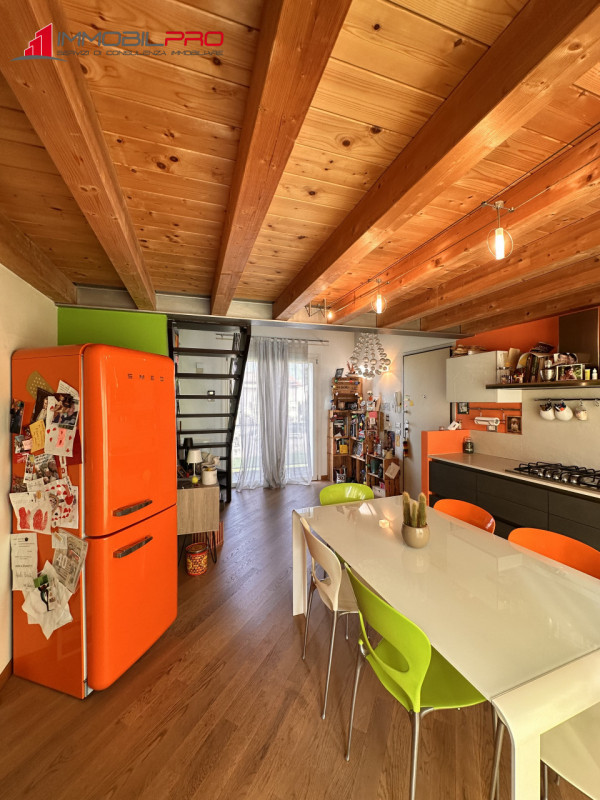 Scopri questo affascinante appartamento trilocale oltre a soppalco situato nel cuore di Centrale ...