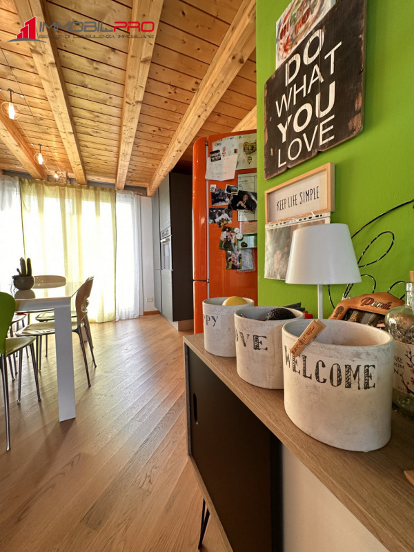 Scopri questo affascinante appartamento trilocale oltre a soppalco situato nel cuore di Centrale ...