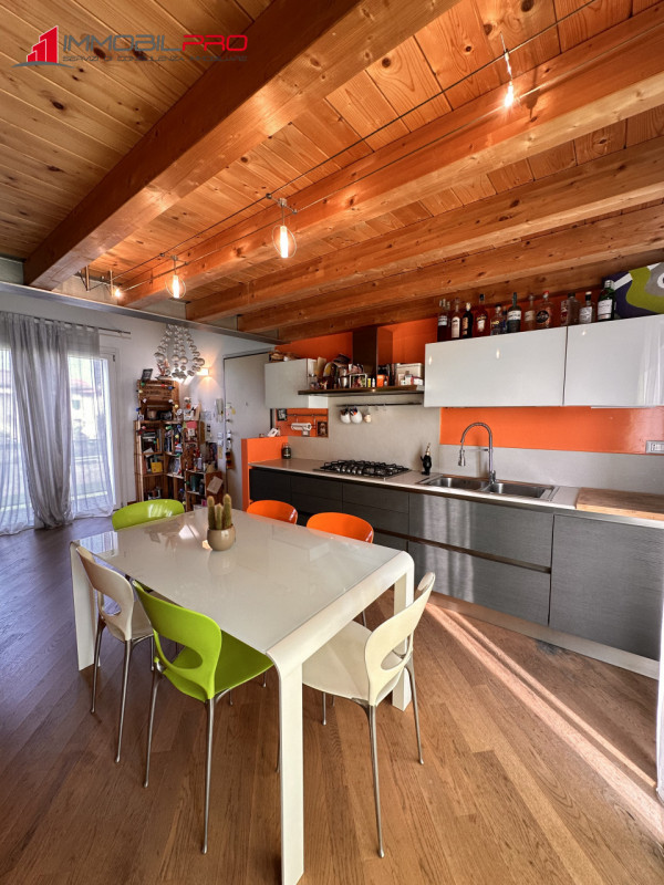 Scopri questo affascinante appartamento trilocale oltre a soppalco situato nel cuore di Centrale ...