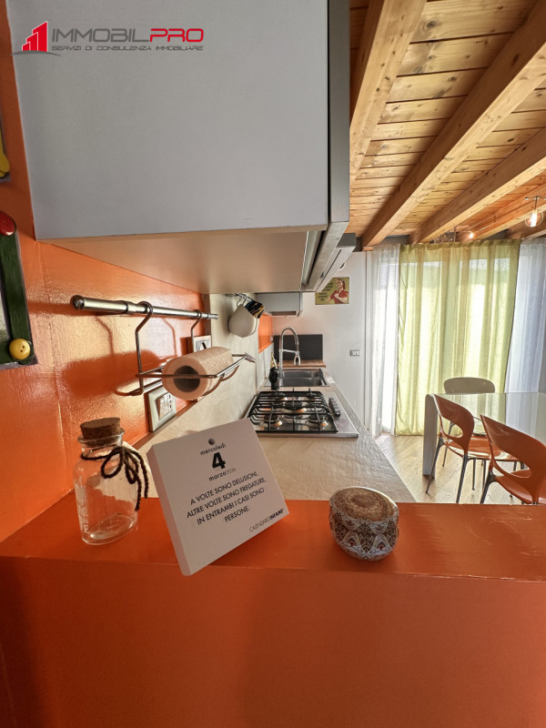 Scopri questo affascinante appartamento trilocale oltre a soppalco situato nel cuore di Centrale ...