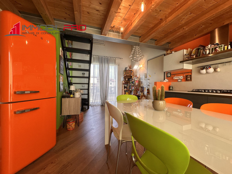 Scopri questo affascinante appartamento trilocale oltre a soppalco situato nel cuore di Centrale ...