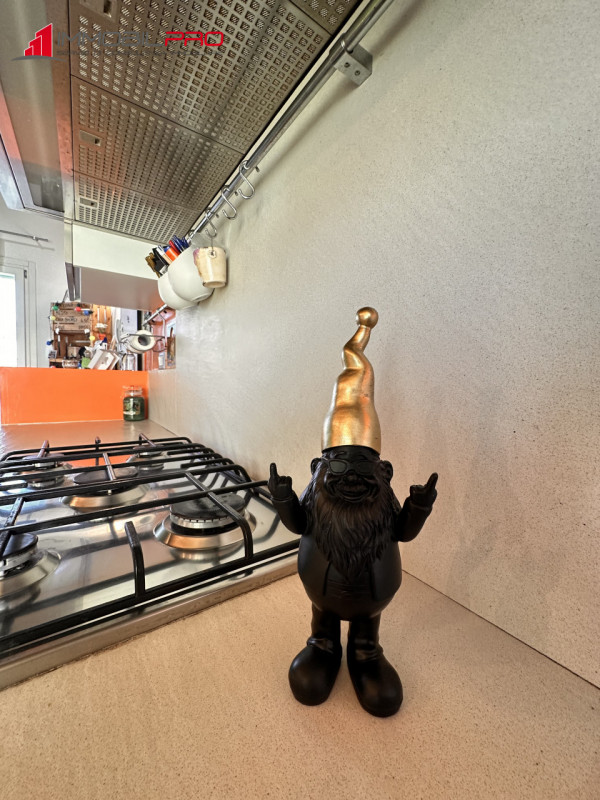 Scopri questo affascinante appartamento trilocale oltre a soppalco situato nel cuore di Centrale ...