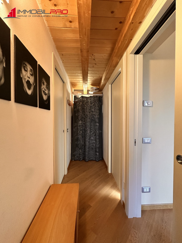 Scopri questo affascinante appartamento trilocale oltre a soppalco situato nel cuore di Centrale ...