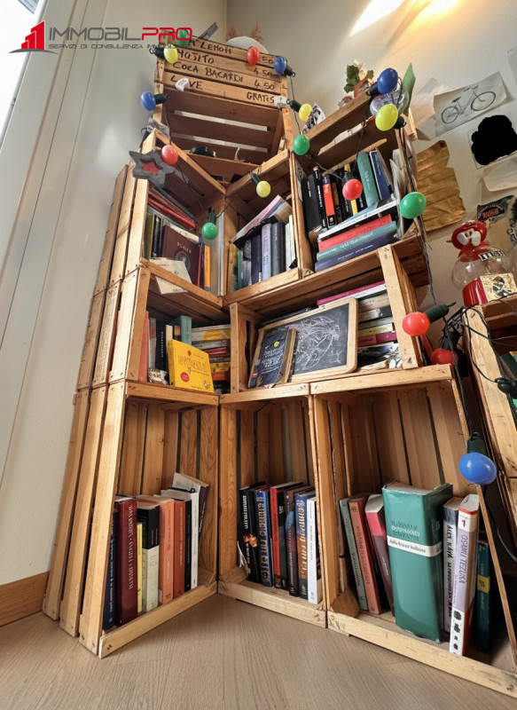 Scopri questo affascinante appartamento trilocale oltre a soppalco situato nel cuore di Centrale ...