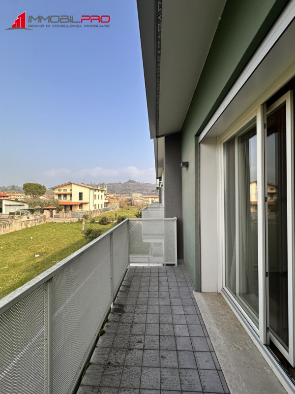 Scopri questo affascinante appartamento trilocale oltre a soppalco situato nel cuore di Centrale ...