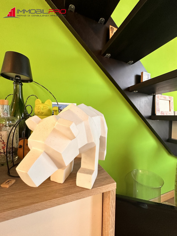 Scopri questo affascinante appartamento trilocale oltre a soppalco situato nel cuore di Centrale ...