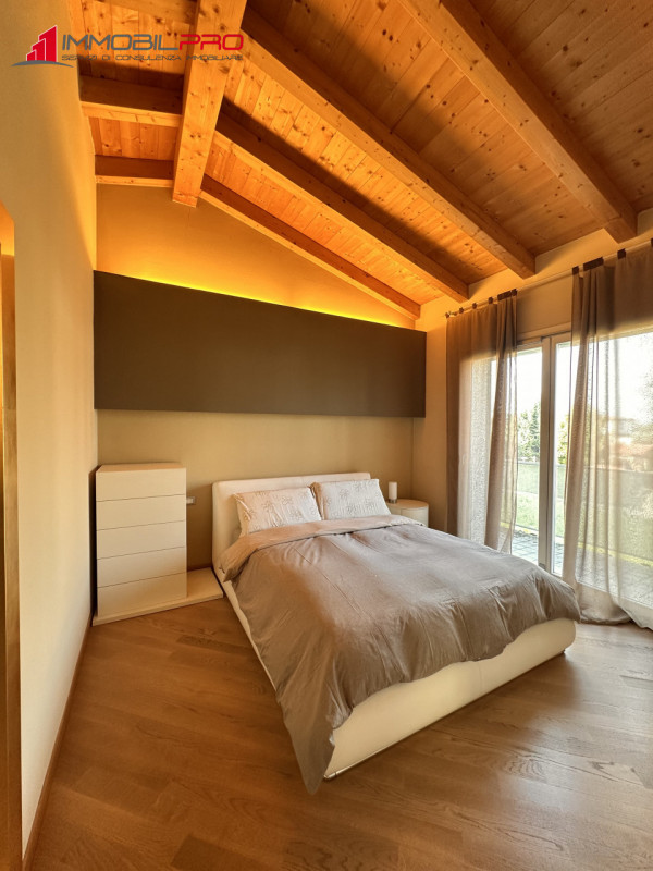 Scopri questo affascinante appartamento trilocale oltre a soppalco situato nel cuore di Centrale ...