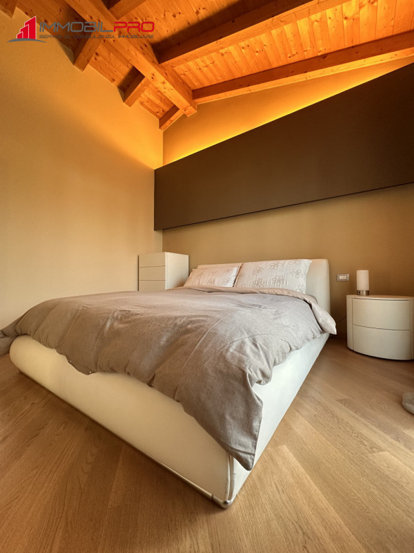 Scopri questo affascinante appartamento trilocale oltre a soppalco situato nel cuore di Centrale ...