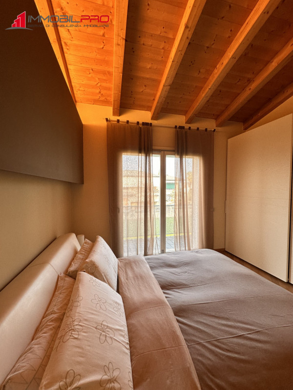 Scopri questo affascinante appartamento trilocale oltre a soppalco situato nel cuore di Centrale ...