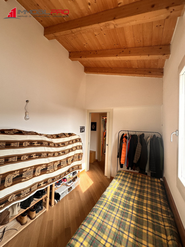 Scopri questo affascinante appartamento trilocale oltre a soppalco situato nel cuore di Centrale ...