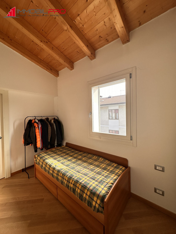 Scopri questo affascinante appartamento trilocale oltre a soppalco situato nel cuore di Centrale ...