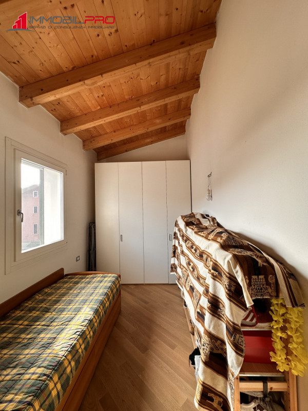 Scopri questo affascinante appartamento trilocale oltre a soppalco situato nel cuore di Centrale ...