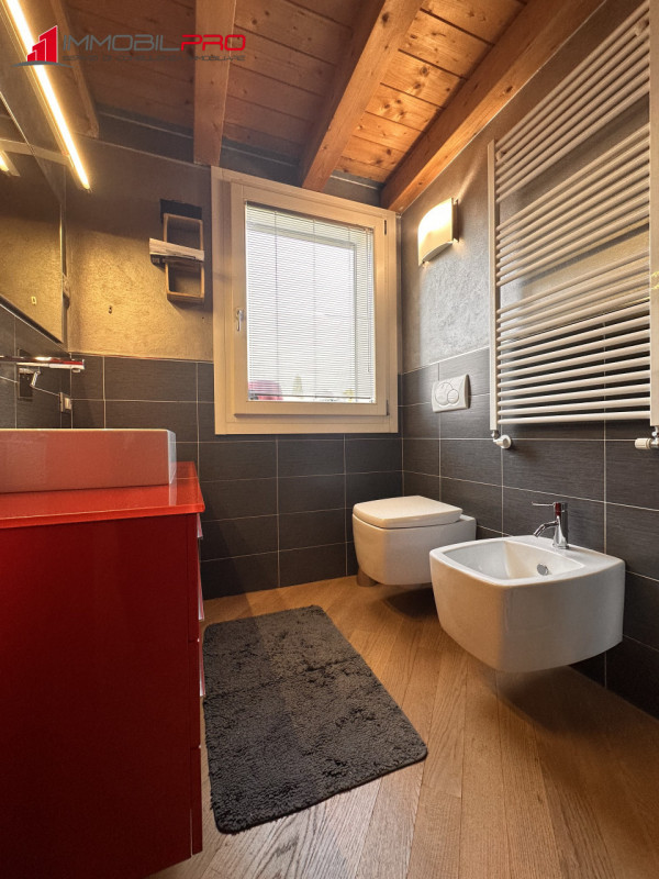 Scopri questo affascinante appartamento trilocale oltre a soppalco situato nel cuore di Centrale ...