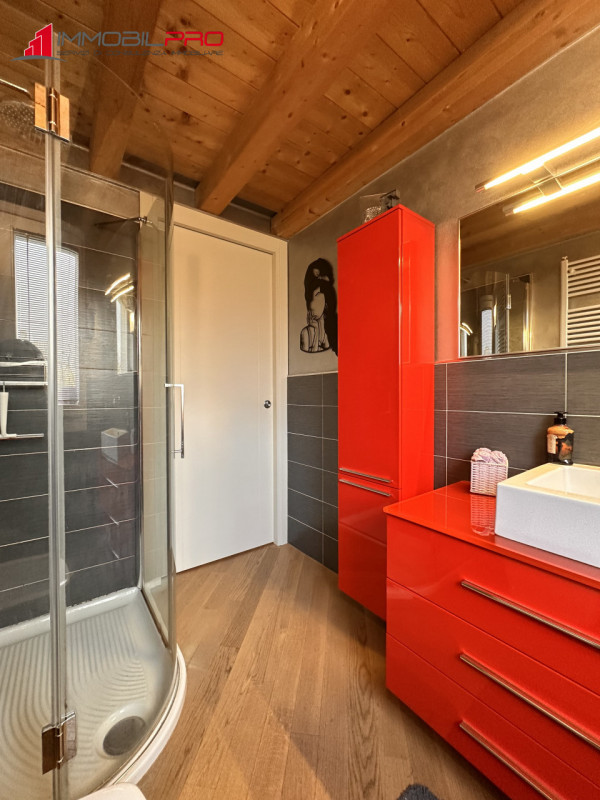 Scopri questo affascinante appartamento trilocale oltre a soppalco situato nel cuore di Centrale ...