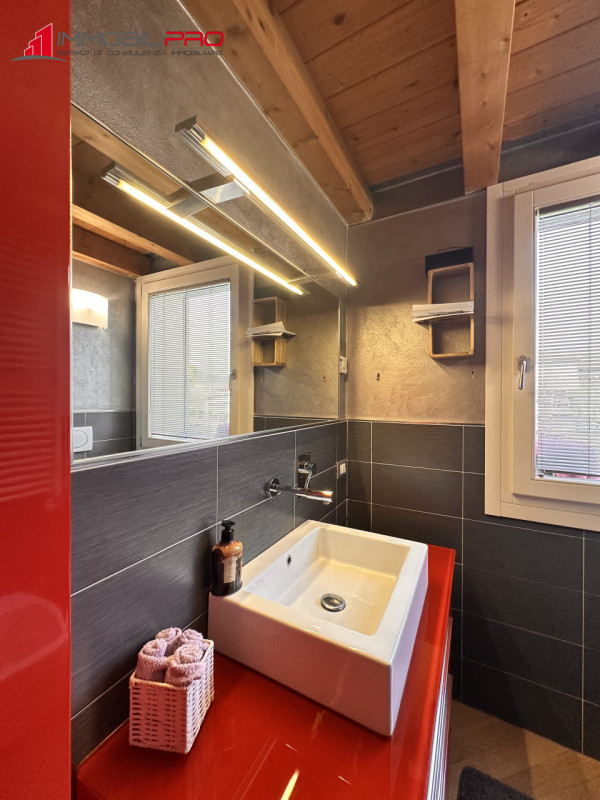 Scopri questo affascinante appartamento trilocale oltre a soppalco situato nel cuore di Centrale ...