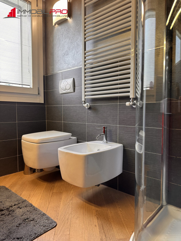 Scopri questo affascinante appartamento trilocale oltre a soppalco situato nel cuore di Centrale ...