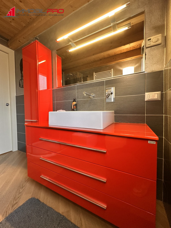 Scopri questo affascinante appartamento trilocale oltre a soppalco situato nel cuore di Centrale ...