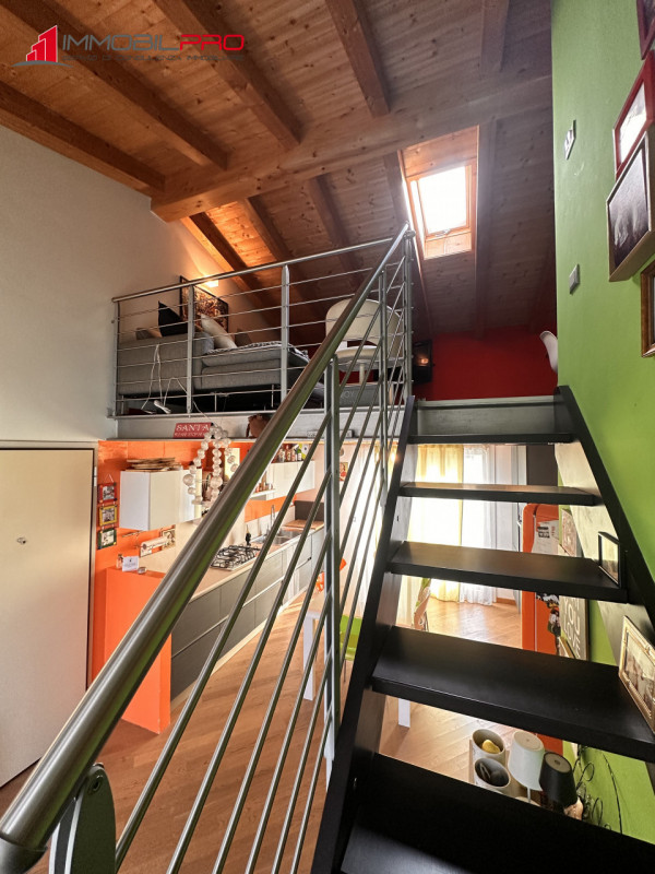 Scopri questo affascinante appartamento trilocale oltre a soppalco situato nel cuore di Centrale ...