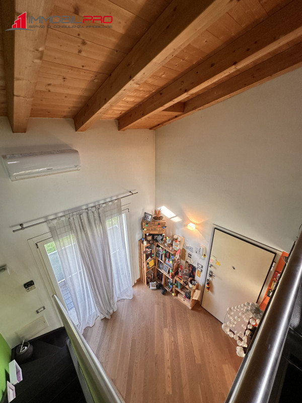 Scopri questo affascinante appartamento trilocale oltre a soppalco situato nel cuore di Centrale ...