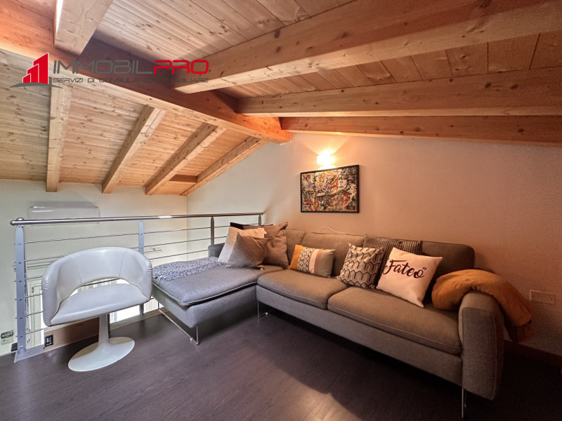 Scopri questo affascinante appartamento trilocale oltre a soppalco situato nel cuore di Centrale ...