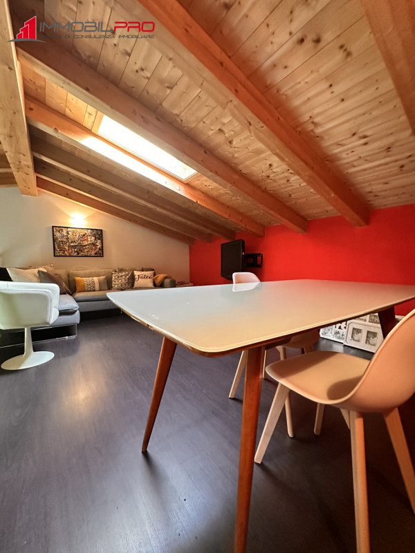 Scopri questo affascinante appartamento trilocale oltre a soppalco situato nel cuore di Centrale ...