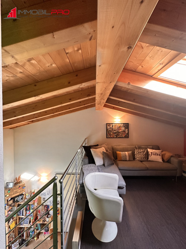 Scopri questo affascinante appartamento trilocale oltre a soppalco situato nel cuore di Centrale ...