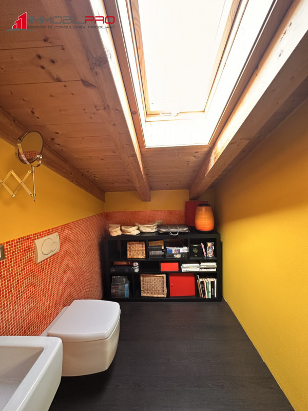 Scopri questo affascinante appartamento trilocale oltre a soppalco situato nel cuore di Centrale ...