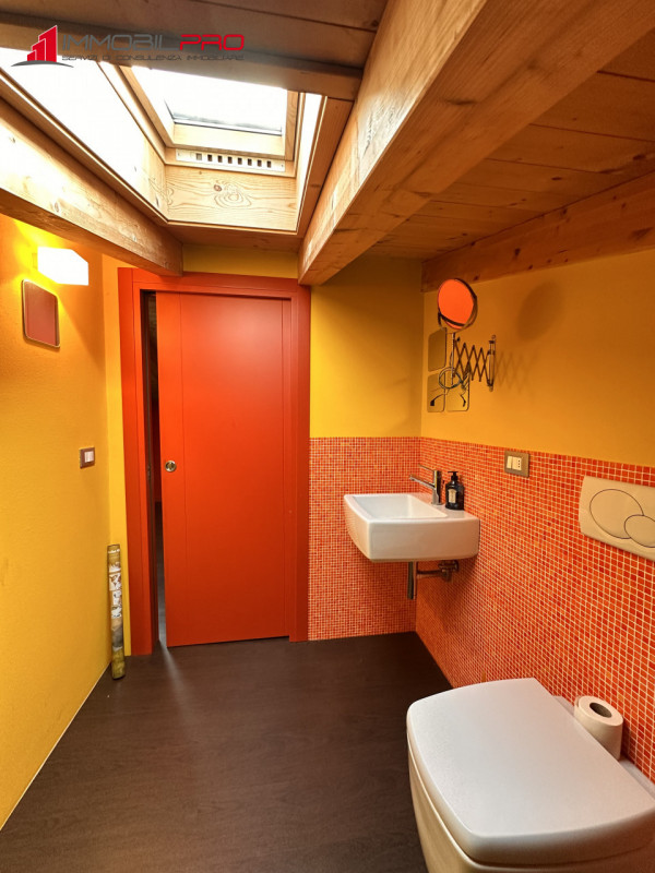 Scopri questo affascinante appartamento trilocale oltre a soppalco situato nel cuore di Centrale ...