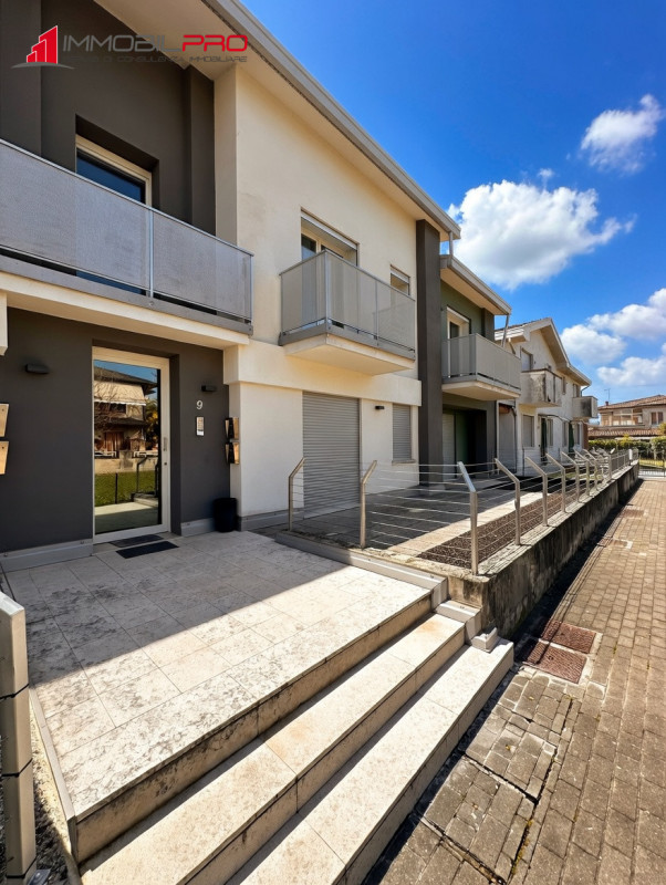 Scopri questo affascinante appartamento trilocale oltre a soppalco situato nel cuore di Centrale ...