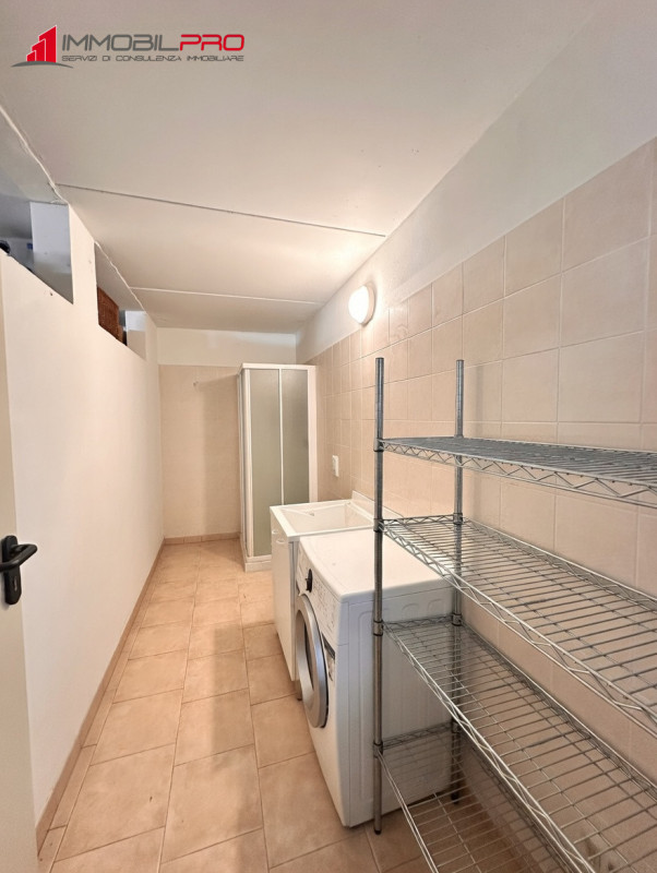 Scopri questo affascinante appartamento trilocale oltre a soppalco situato nel cuore di Centrale ...