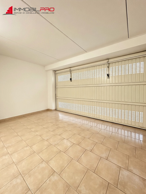 Scopri questo affascinante appartamento trilocale oltre a soppalco situato nel cuore di Centrale ...