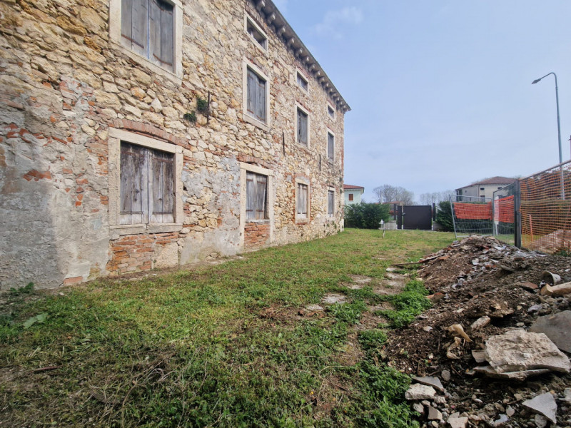 UBICAZIONE E CONTESTO

Nel comune di Longare, in posizione tranquilla e immersa nel verde, propon...